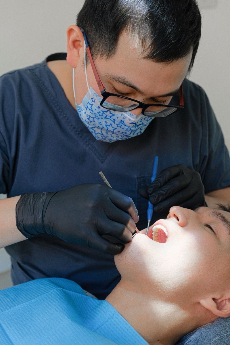 Thăm khám nha khoa trước cấy Implant
