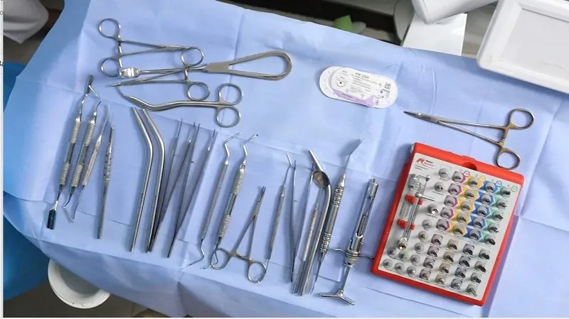 Bộ dụng cụ nha khoa chuẩn bị cho điều trị implant