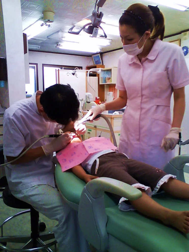 Phim X-quang minh họa vùng thấu quang quanh chóp implant