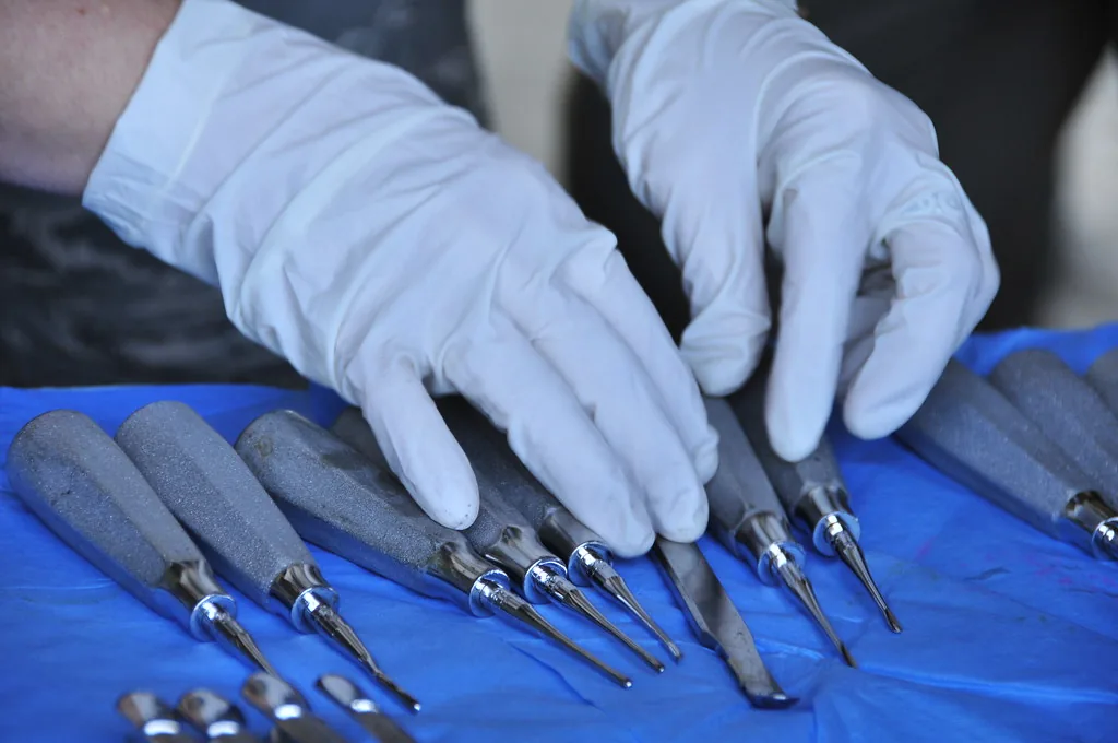 Điều trị vùng viêm quanh chóp implant tại phòng nha